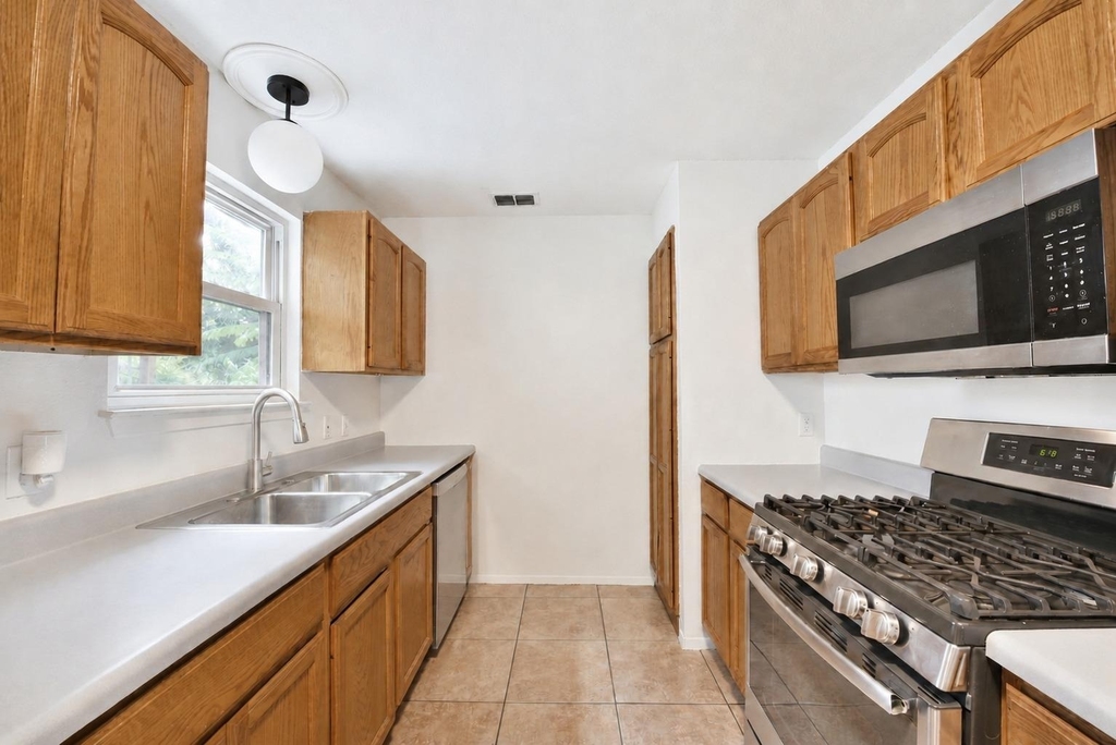 8411 Romney Rd - Photo 6