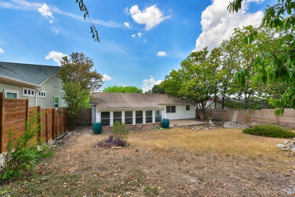 8411 Romney Rd - Photo 16