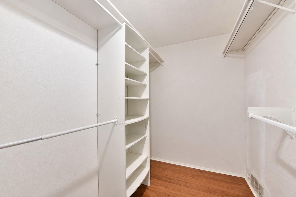 8411 Romney Rd - Photo 8