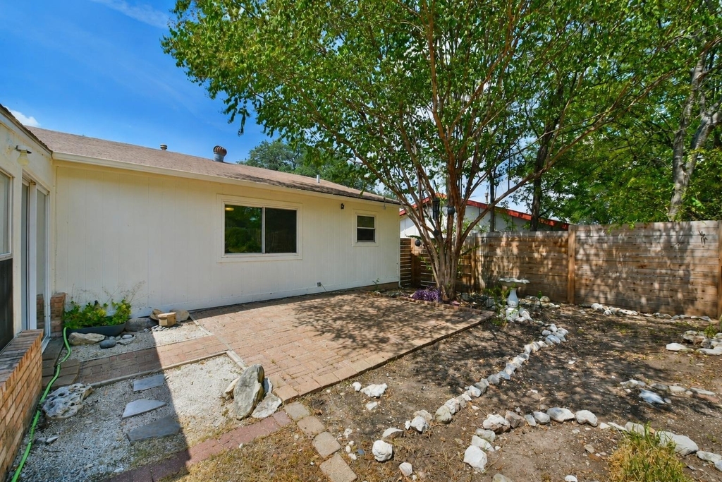 8411 Romney Rd - Photo 15