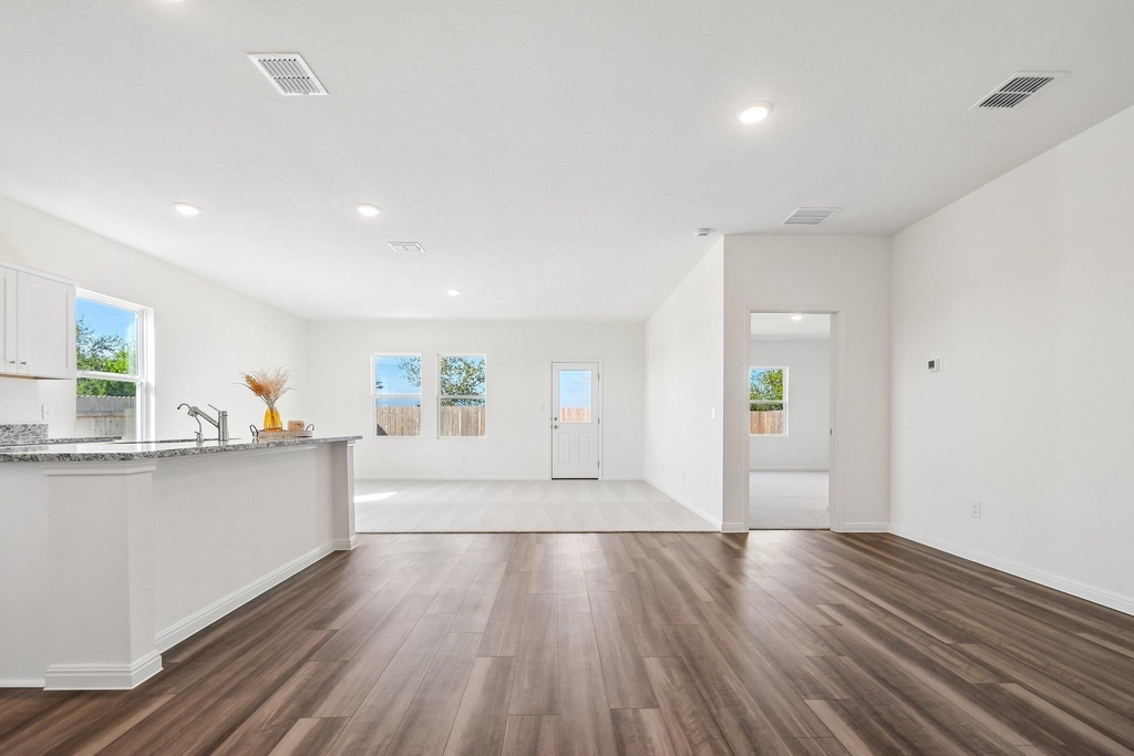 1305 Morris Loop - Photo 4