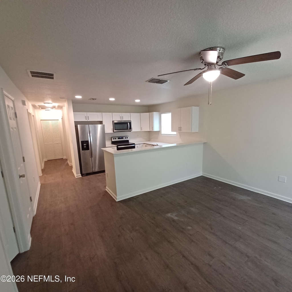 757 W 6th Street - Photo 1