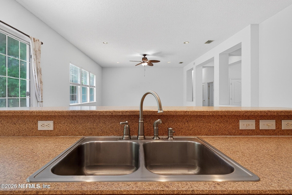 872 Collinswood Drive W - Photo 4