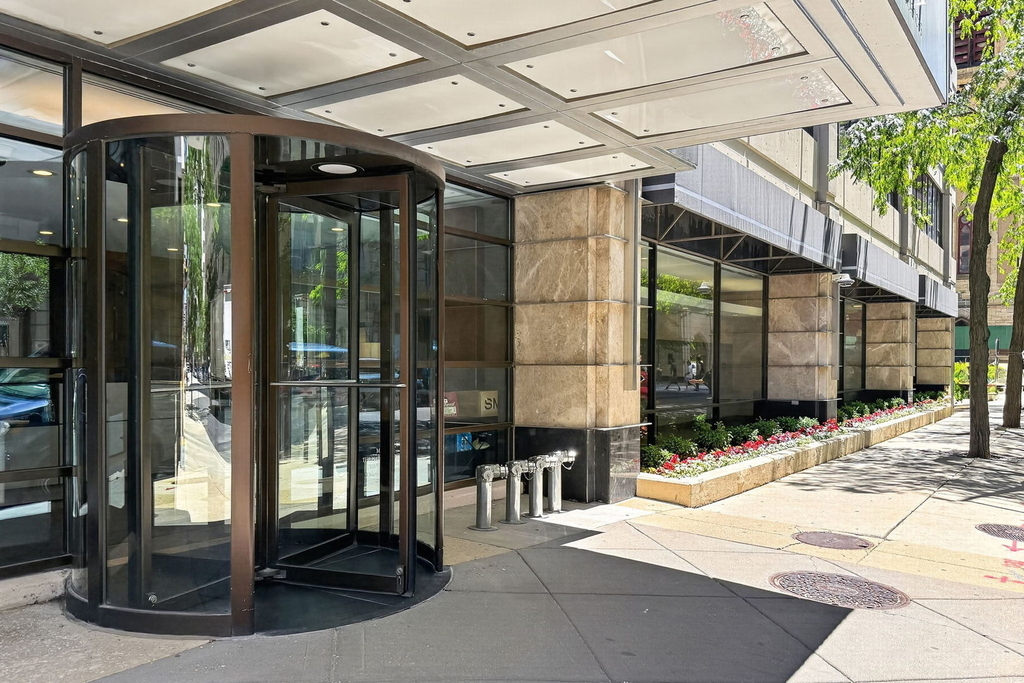 30 E Huron Street - Photo 1