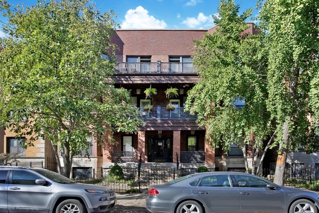 926 W Belle Plaine Avenue - Photo 0