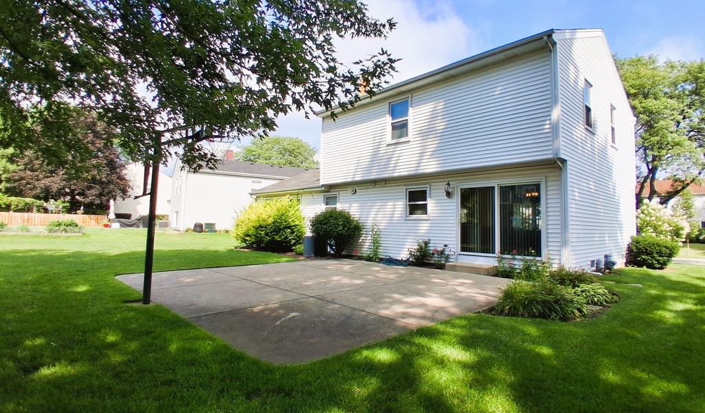 920 Chaucer Way - Photo 1