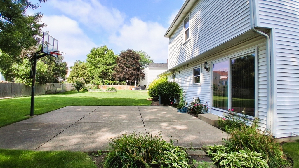 920 Chaucer Way - Photo 2
