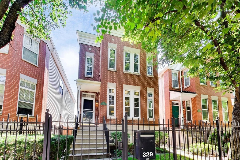 329 W Goethe Street - Photo 0
