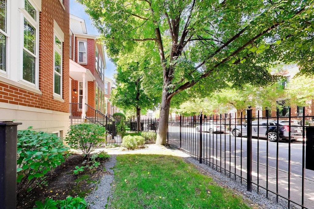 329 W Goethe Street - Photo 1