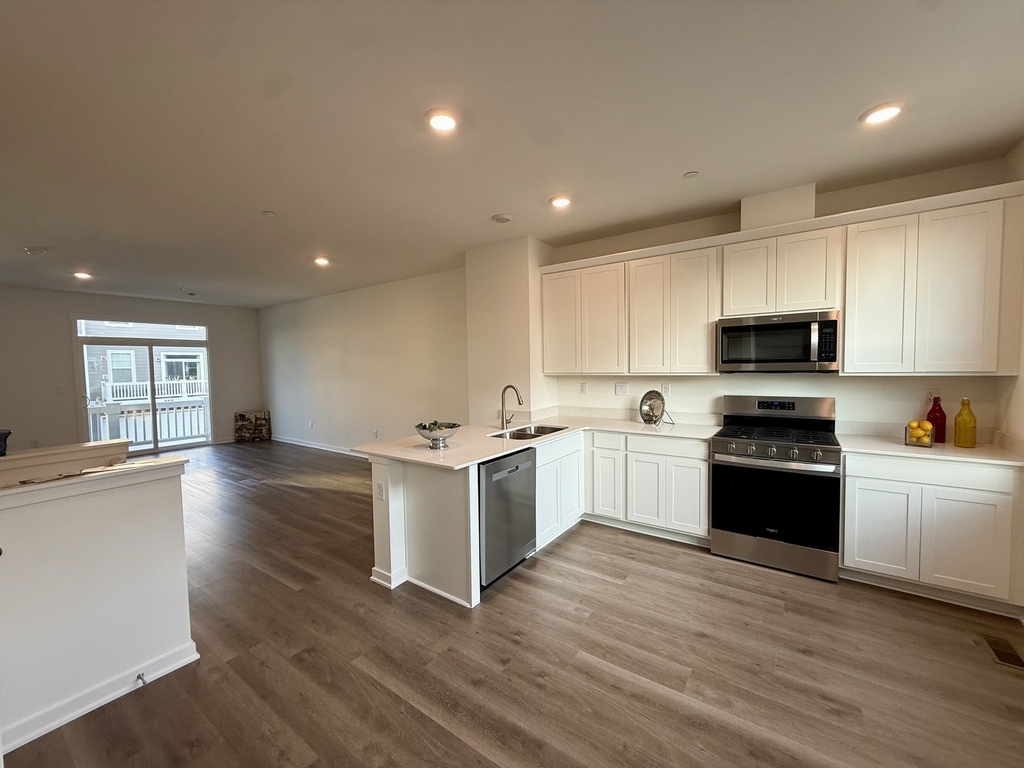553 Yosemite Way - Photo 1