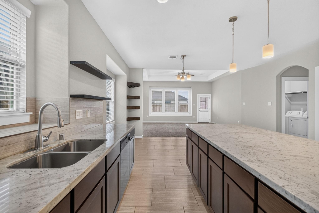 6915 Rosemont Court - Photo 8