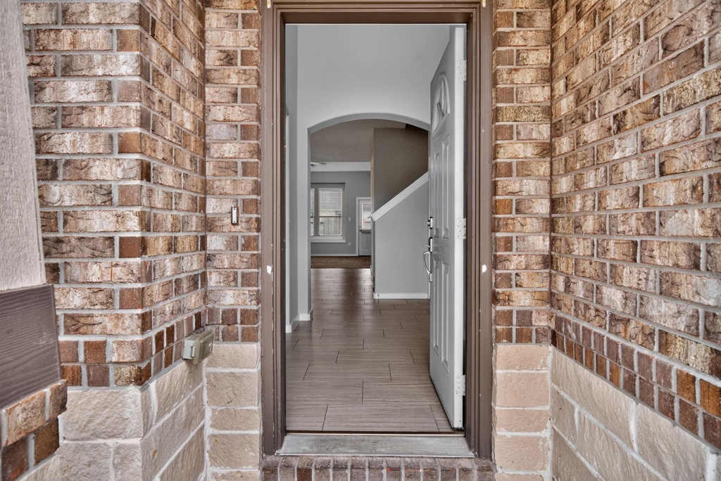 6915 Rosemont Court - Photo 4
