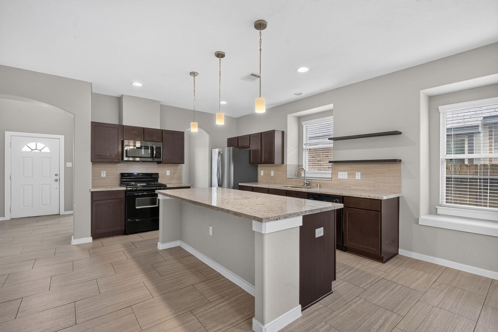6915 Rosemont Court - Photo 12