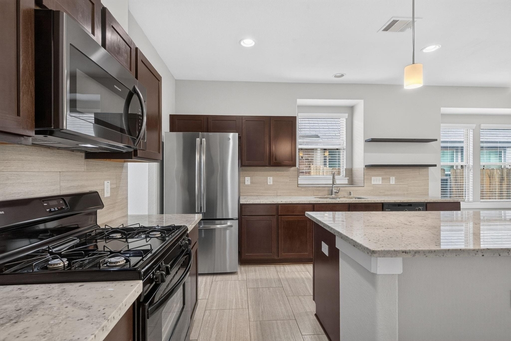 6915 Rosemont Court - Photo 11