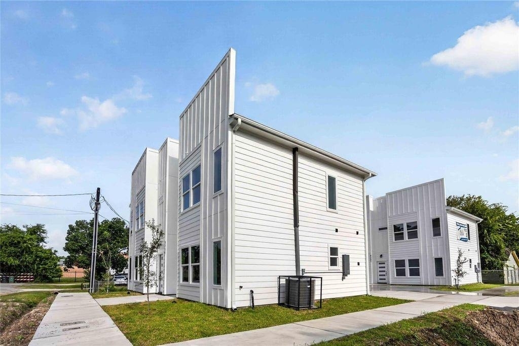 4357 Elmwood Street - Photo 2