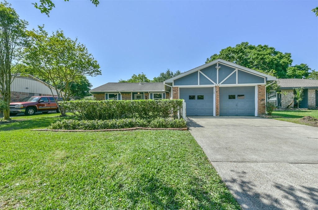 863 Seamaster Drive - Photo 0