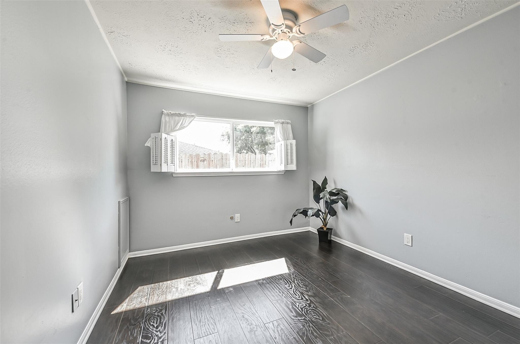 863 Seamaster Drive - Photo 33