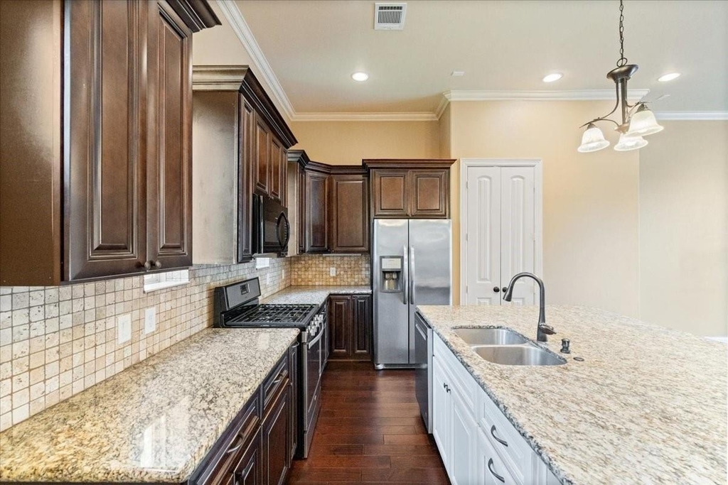 1518 Amundsen Street - Photo 17