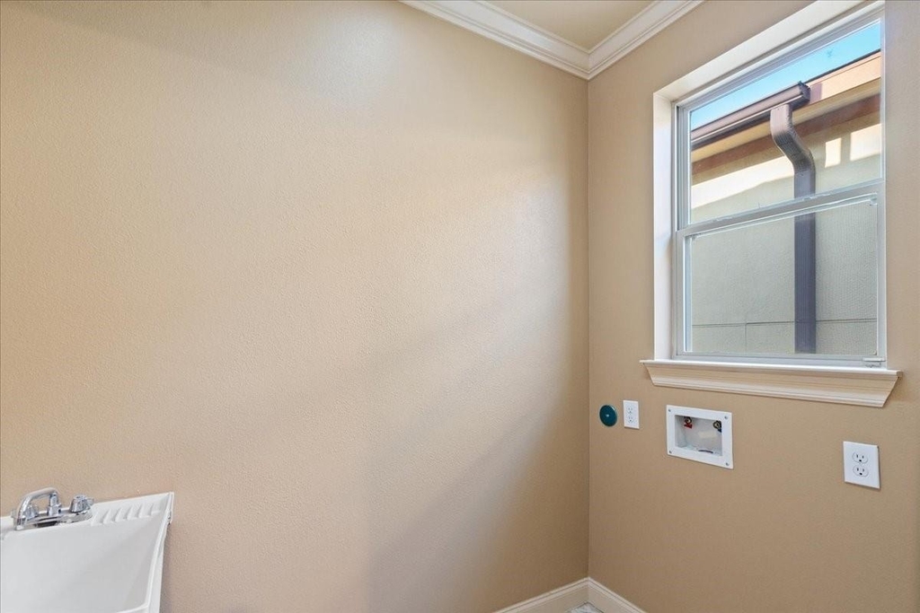 1518 Amundsen Street - Photo 35