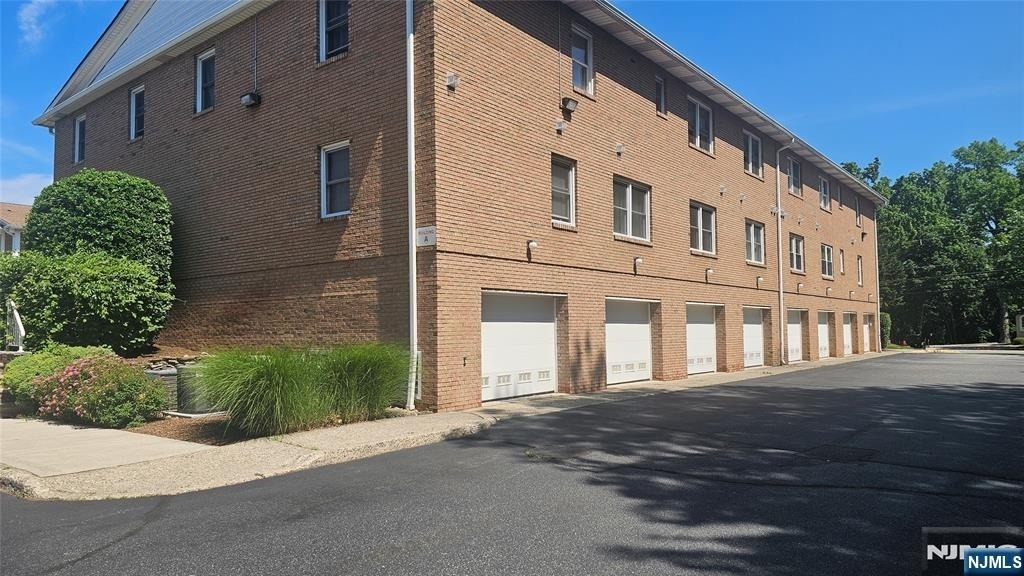 105 Newark Pompton - Photo 2