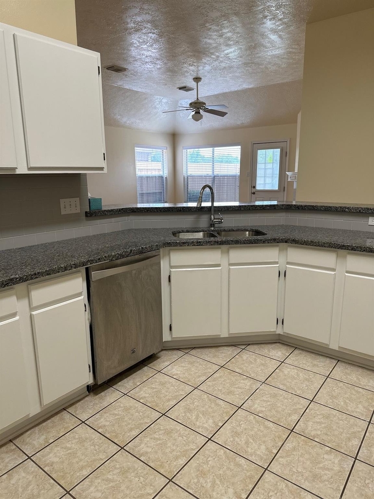 6815 Stratford Park Drive - Photo 3
