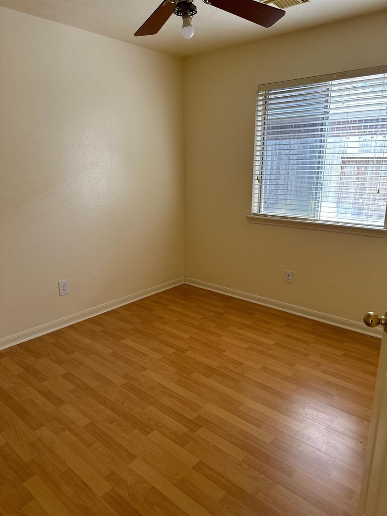 6815 Stratford Park Drive - Photo 10