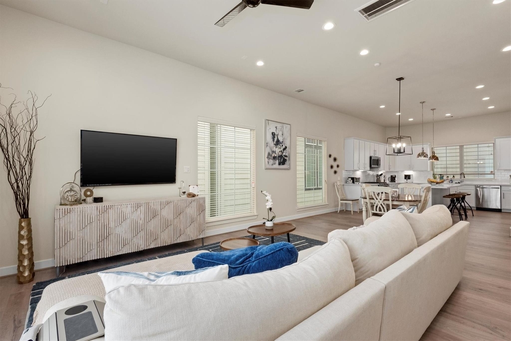 2124 Francis Street - Photo 2
