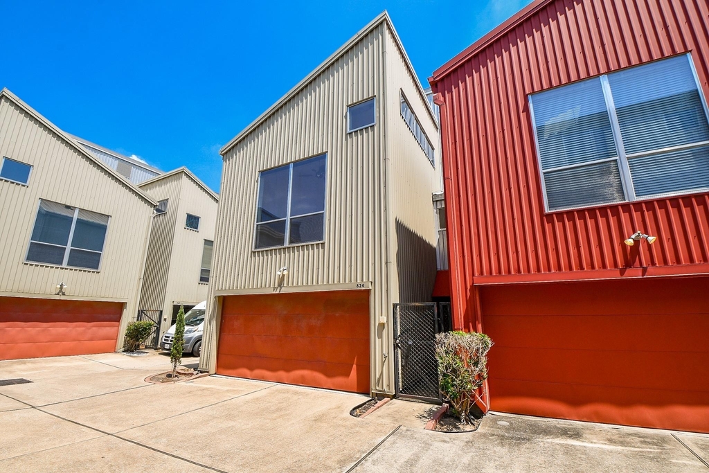 824 Robin Street - Photo 0