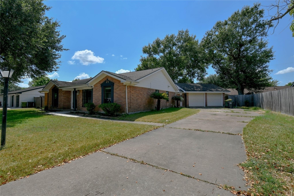 1126 Robert Street - Photo 1
