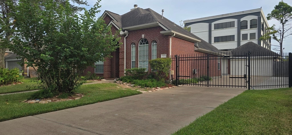 9406 Sunlake Drive - Photo 2
