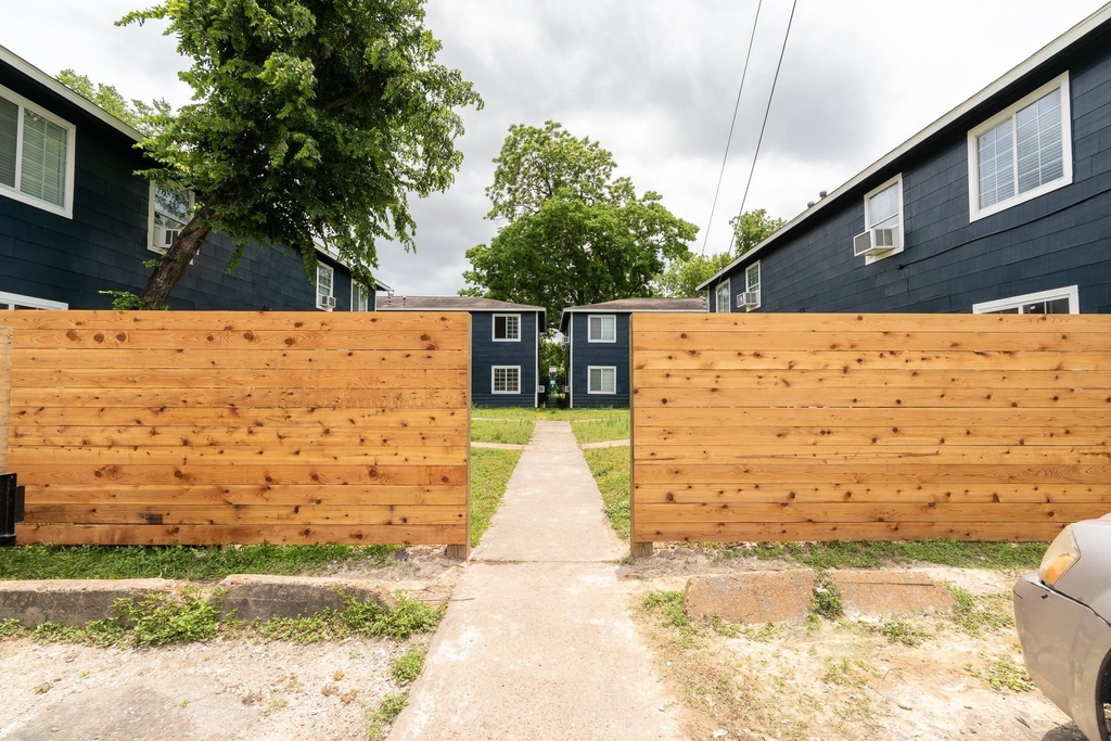 2507 Delano - Photo 0