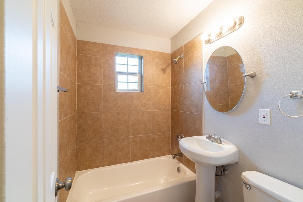 2507 Delano - Photo 2