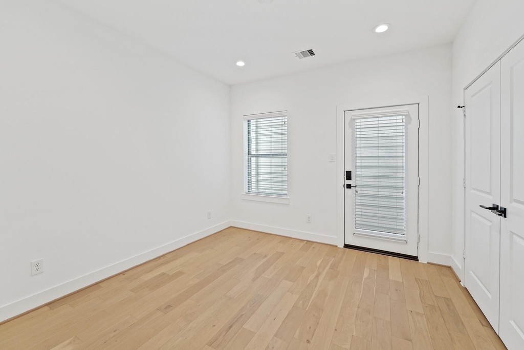 1108 Brooks Street - Photo 3