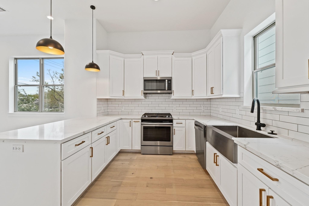 1108 Brooks Street - Photo 9