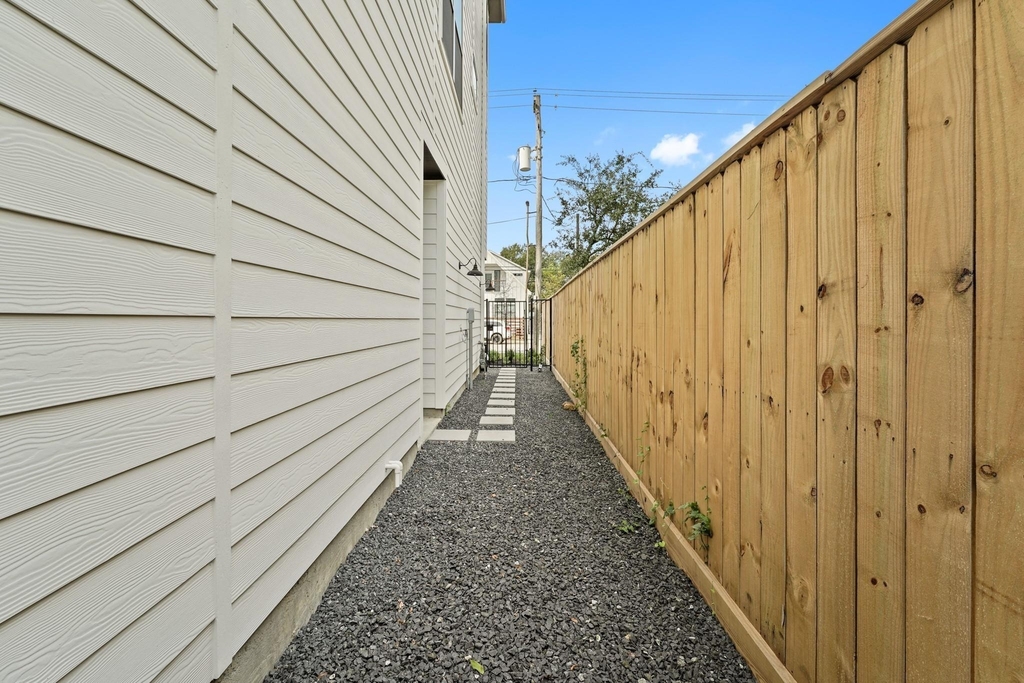 1108 Brooks Street - Photo 1