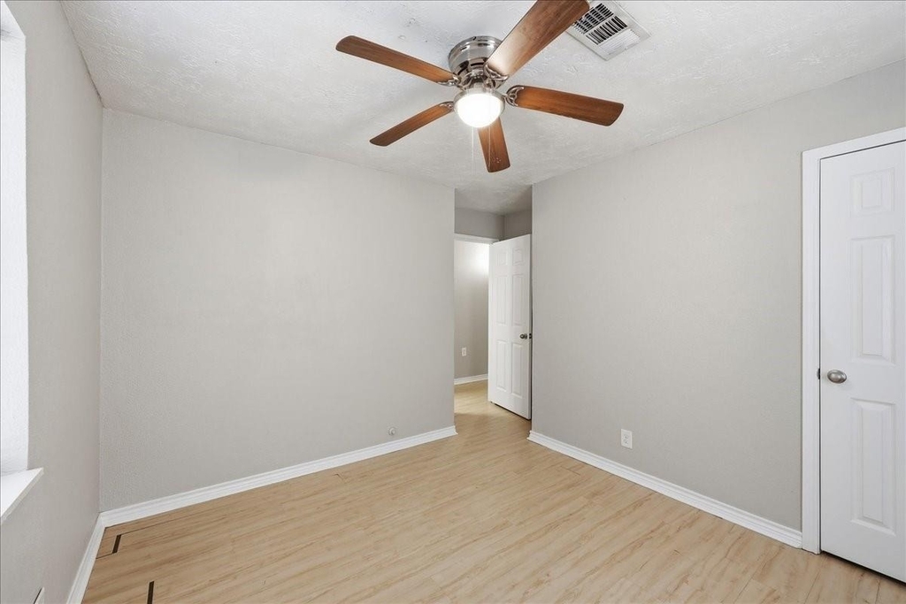 1611 Avenue C - Photo 8