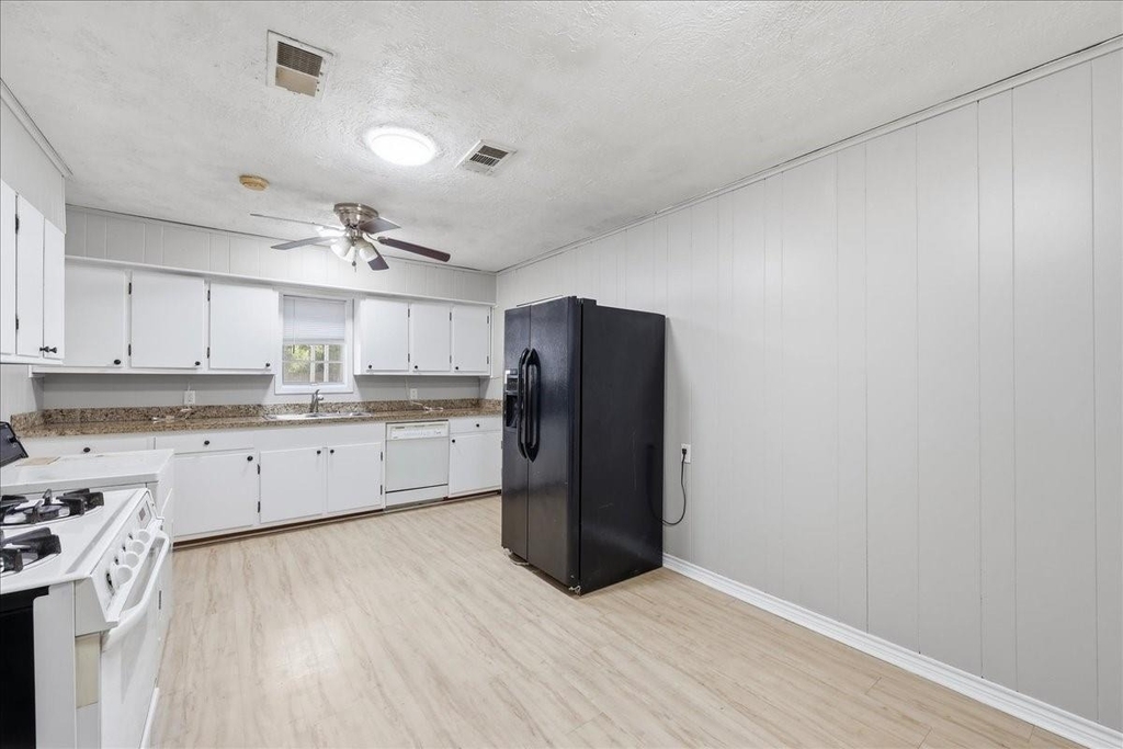 1611 Avenue C - Photo 4