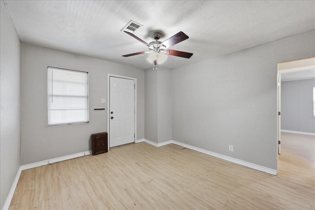 1611 Avenue C - Photo 2