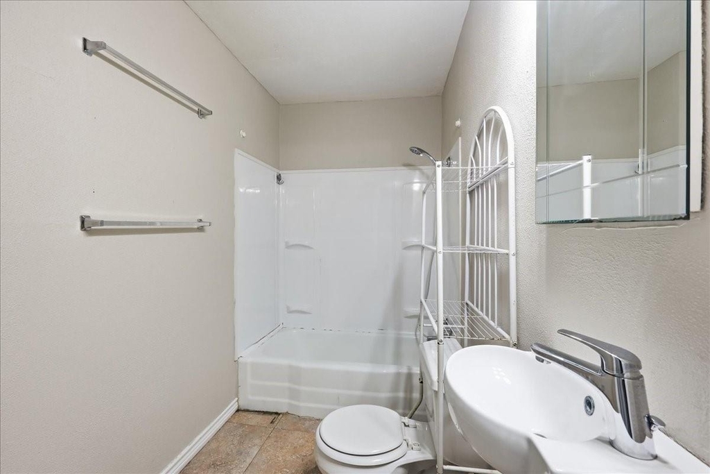 1611 Avenue C - Photo 9