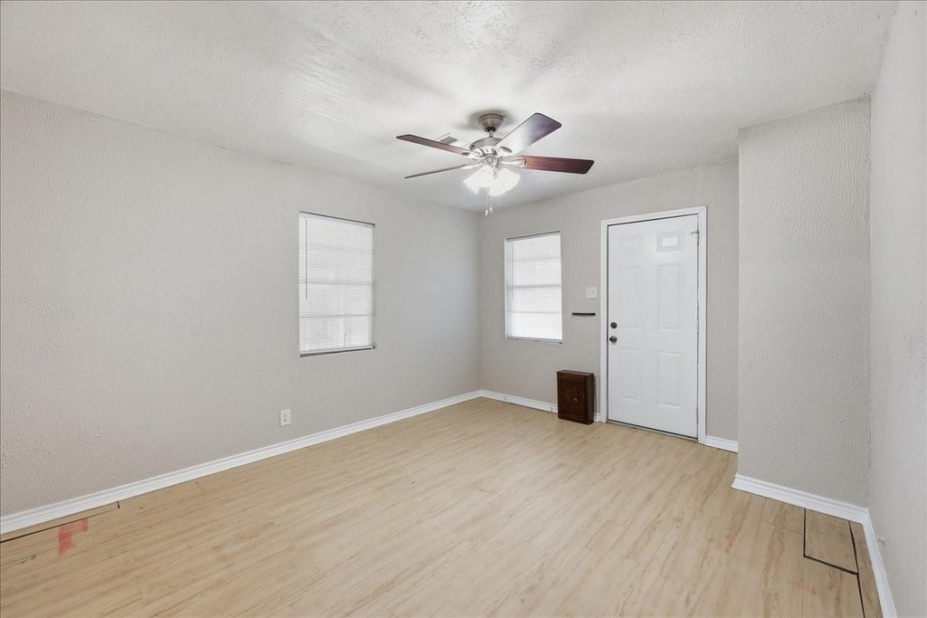 1611 Avenue C - Photo 1