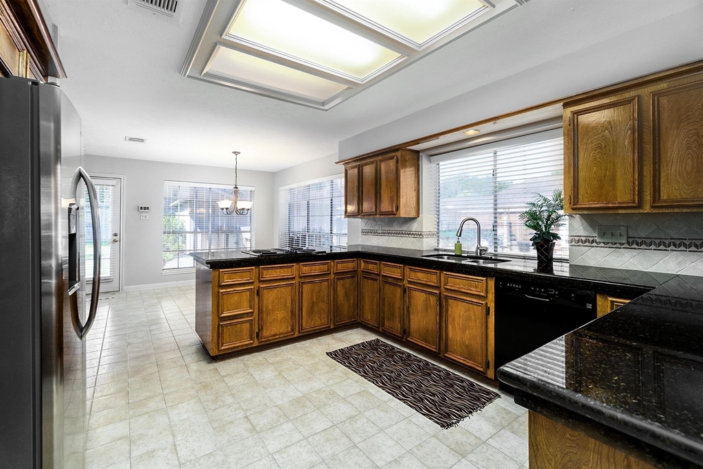 15406 Greenleaf Lane - Photo 2