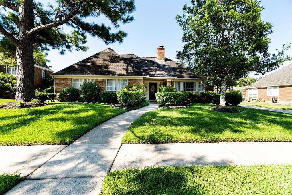 15406 Greenleaf Lane - Photo 0