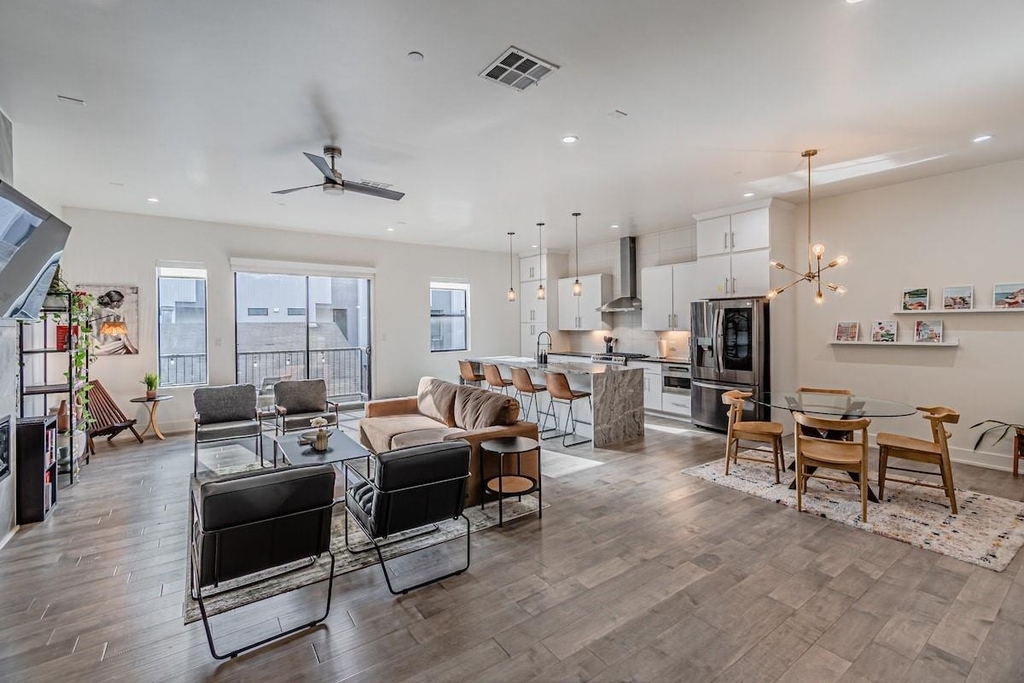 422 W 9th Street - Photo 5