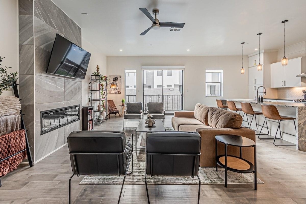 422 W 9th Street - Photo 4