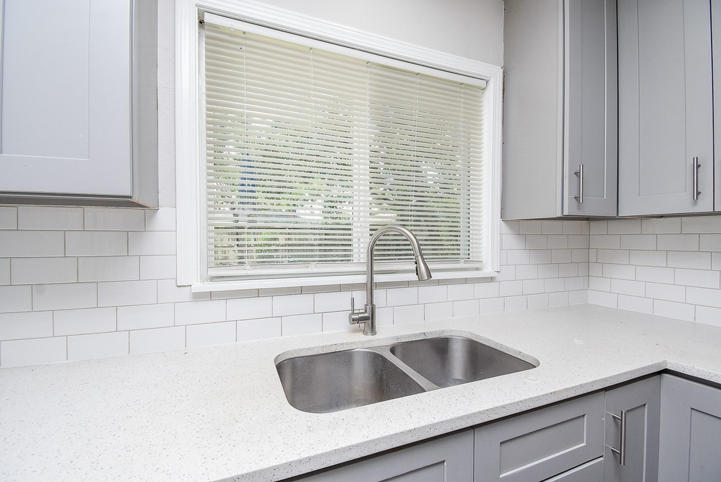 7406 Schiller Street - Photo 10