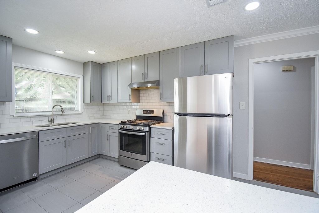 7406 Schiller Street - Photo 7