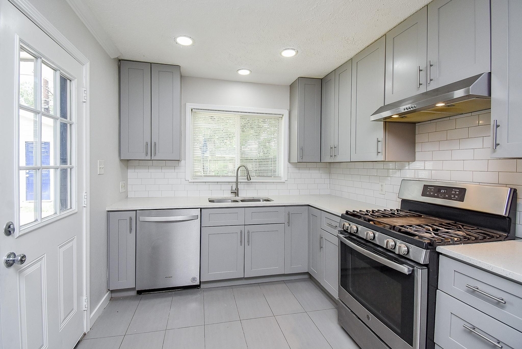 7406 Schiller Street - Photo 16