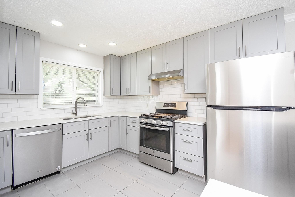 7406 Schiller Street - Photo 8