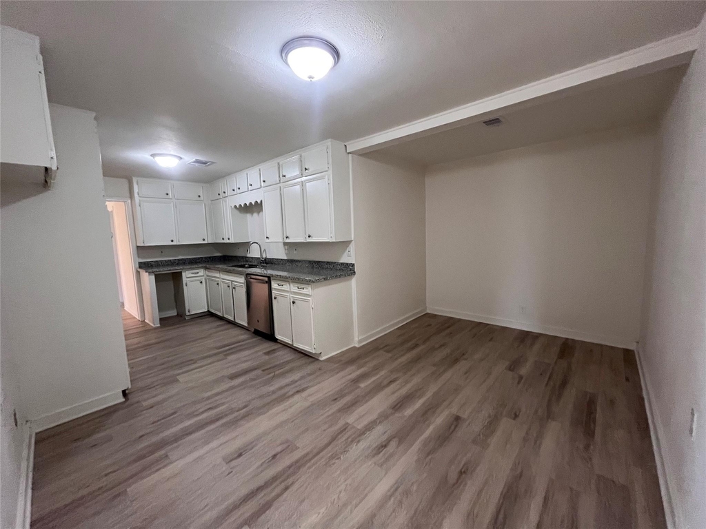 704 Alice Street - Photo 8