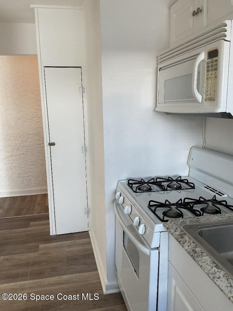 658 Young Street - Photo 7